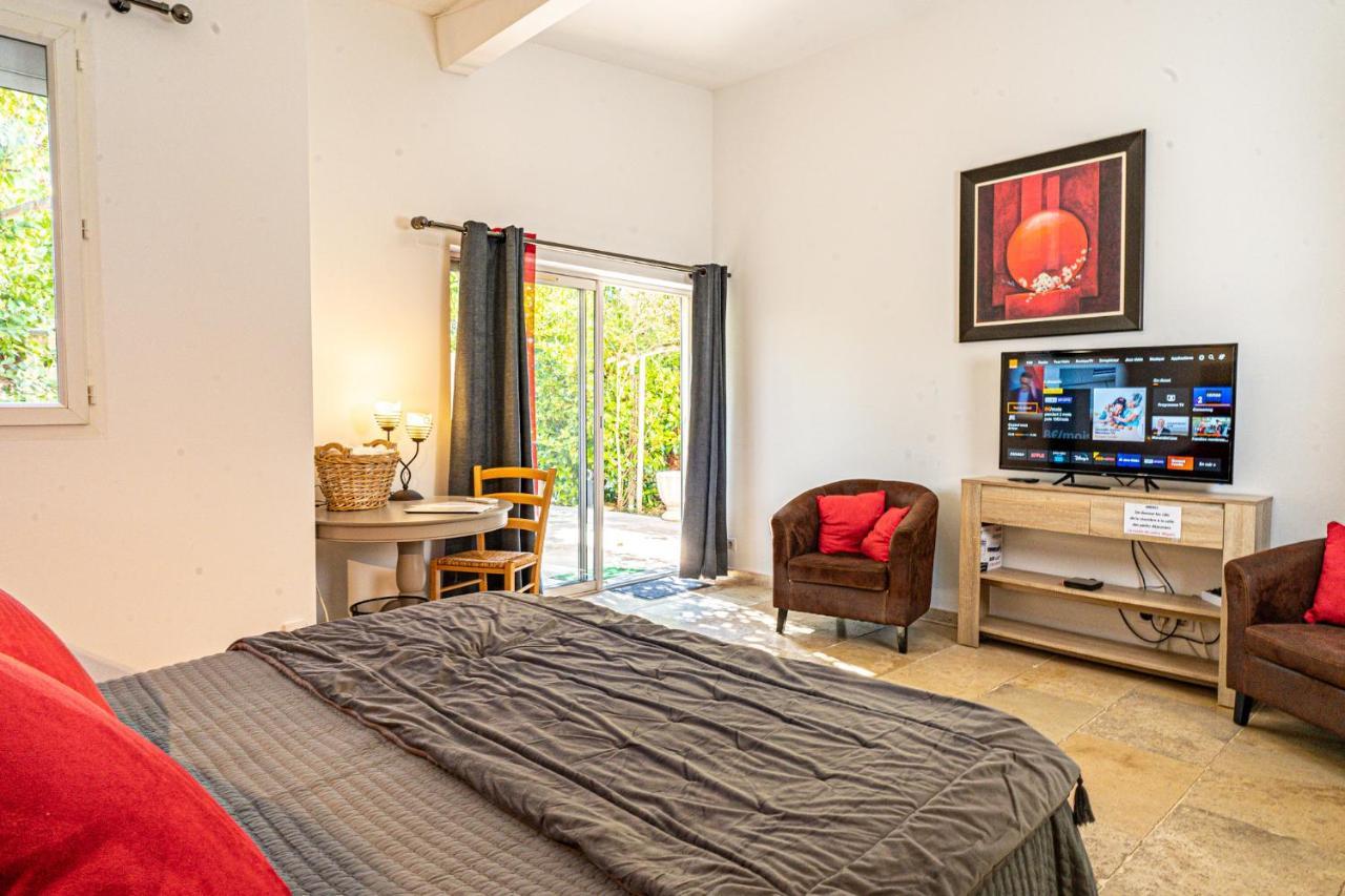 Domaine De L'Aufrene Bed & Breakfast Hyères Екстериор снимка